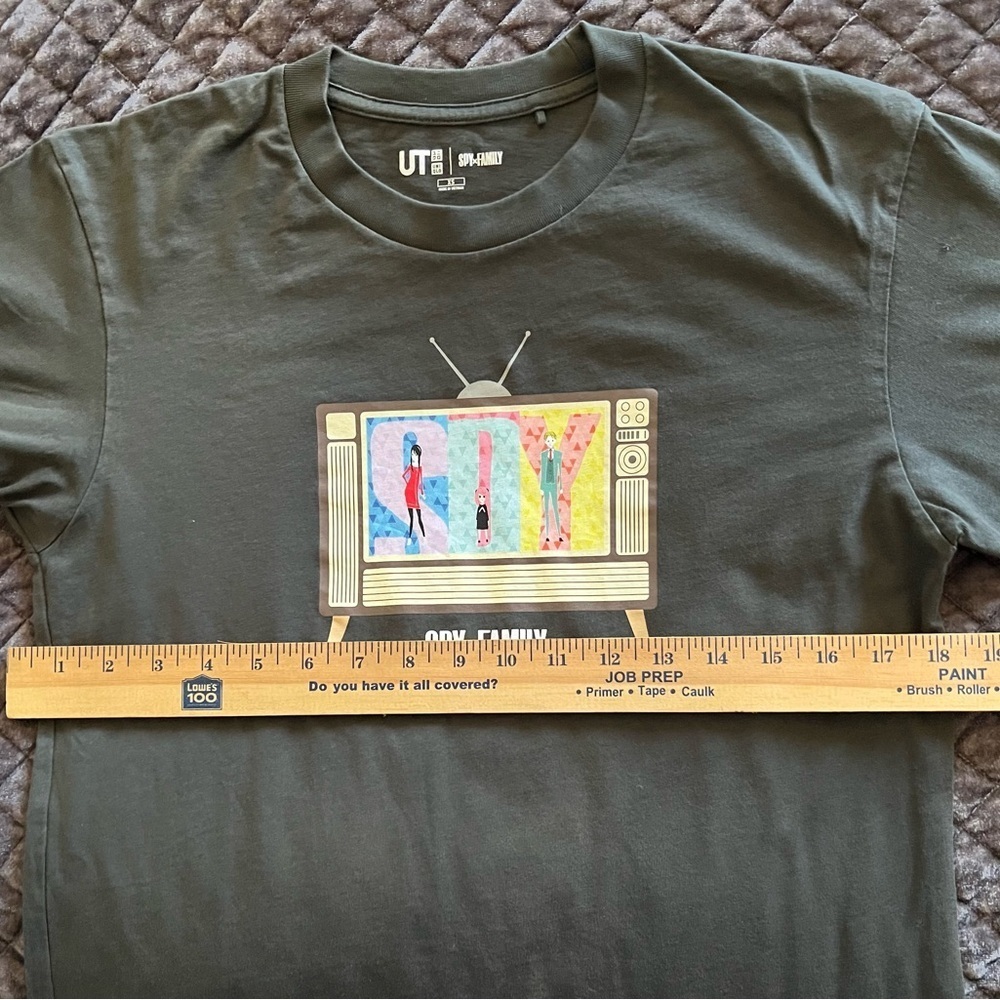 Uniqlo Olive Graphic Tee with Spy x Family Design - Picture 4 of 10